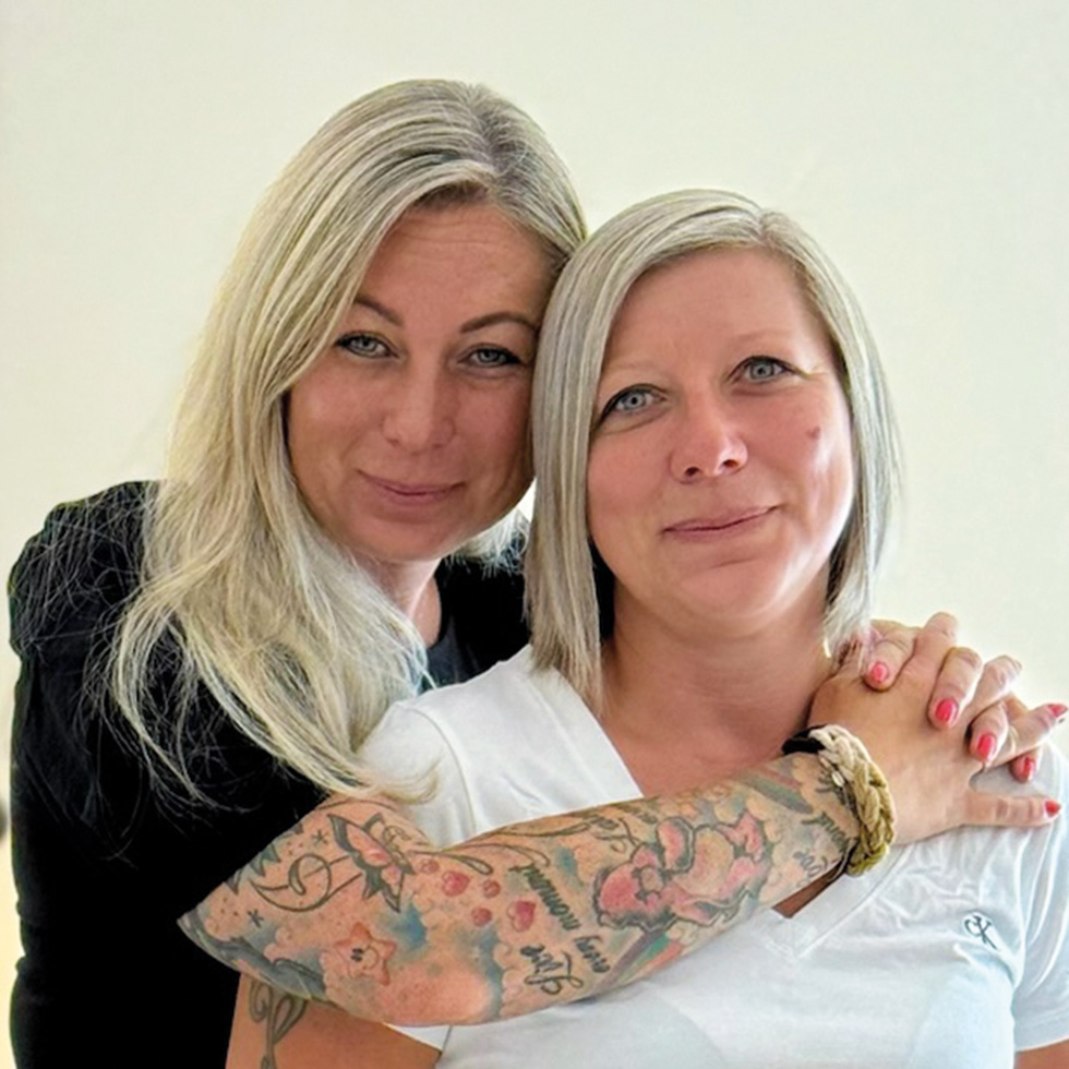 BURGENLÄNDERIN AWARDS VOTING: Portrait zweier blonden Frauen, wobei eine die andere mit tätowierten Armen umarmt