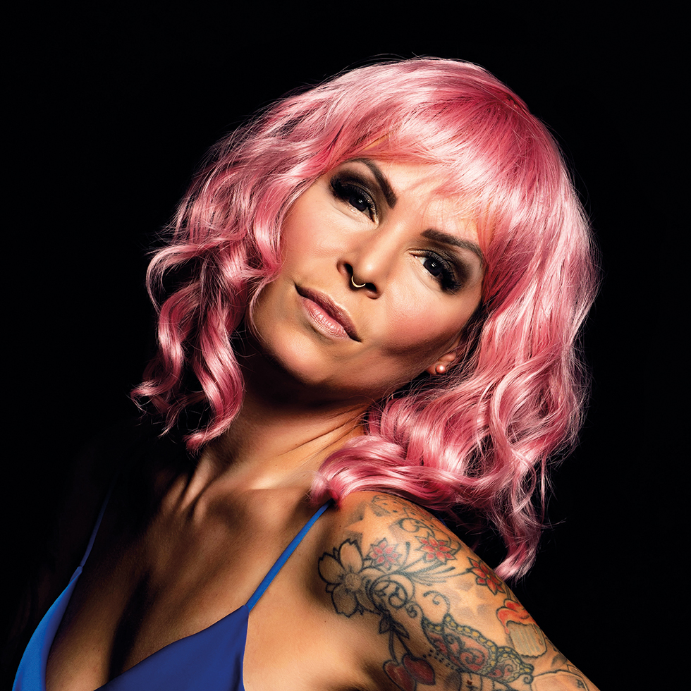 BURGENLÄNDERIN AWARDS VOTING: Portrait einer Frau mit pinken Haaren