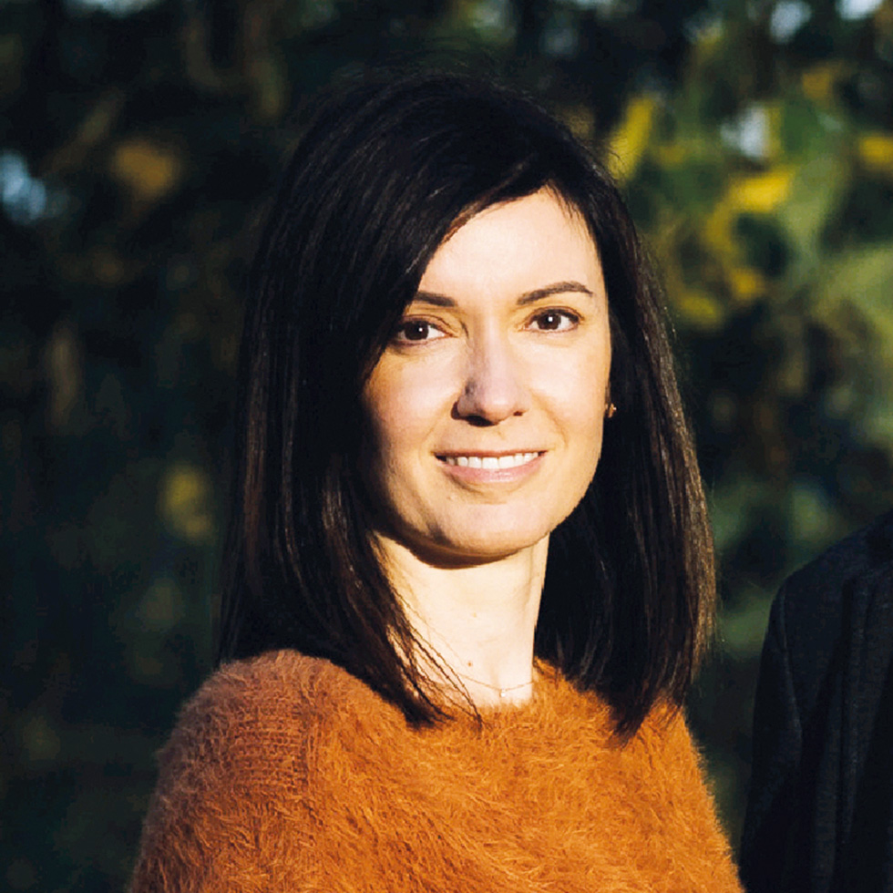 BURGENLÄNDERIN AWARDS VOTING: Portrait einer Frau mit orangem Flausch-Pullover und glatten, langen dunklen Haaren