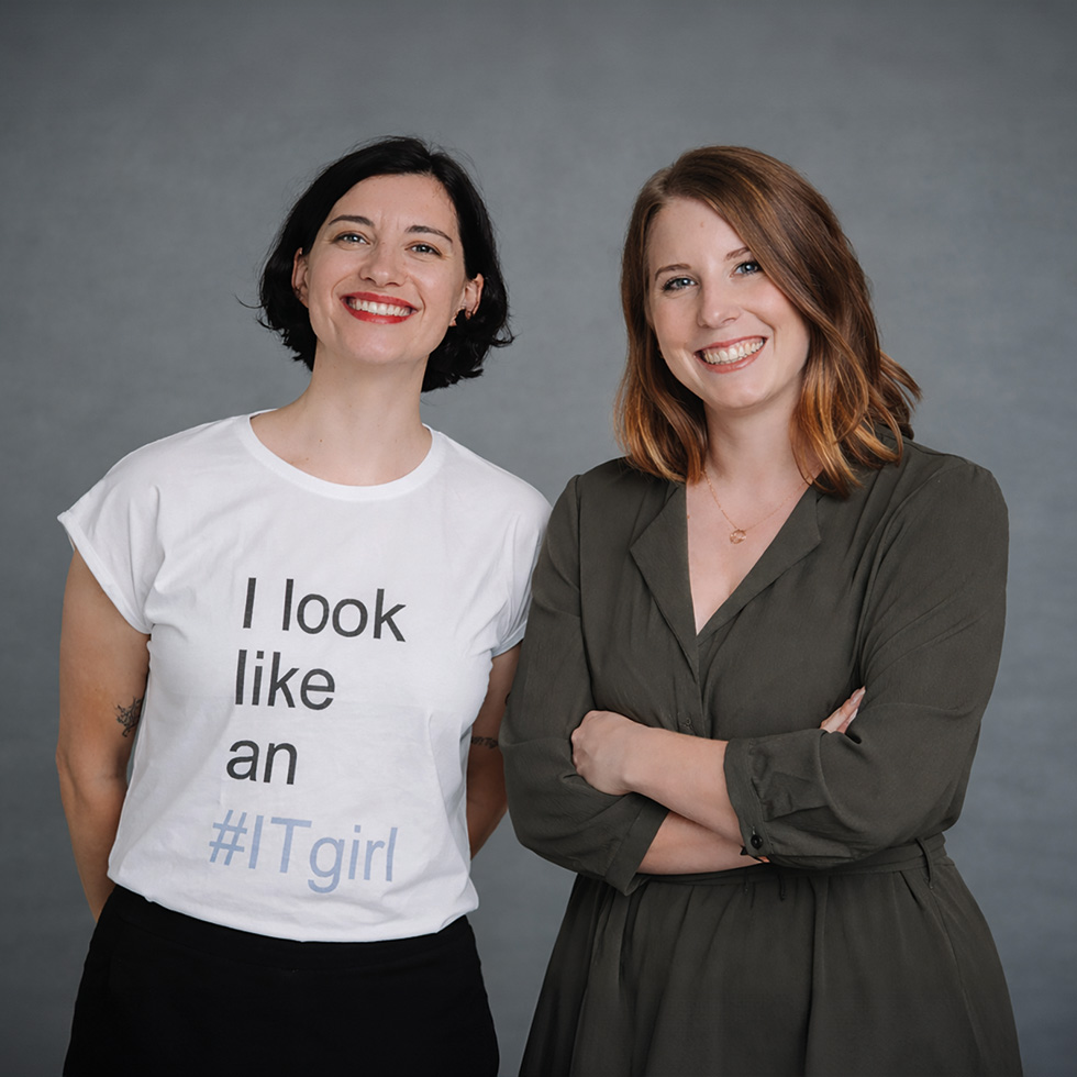 IT-Consulting Team mit zwei Expertinnen im Studio-Porträt.