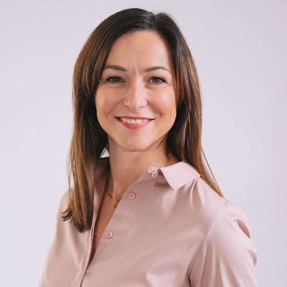 BURGENLÄNDERIN AWARDS VOTING: Portrait einer dunkelhaarigen Frau mit rosè-farbener Bluse