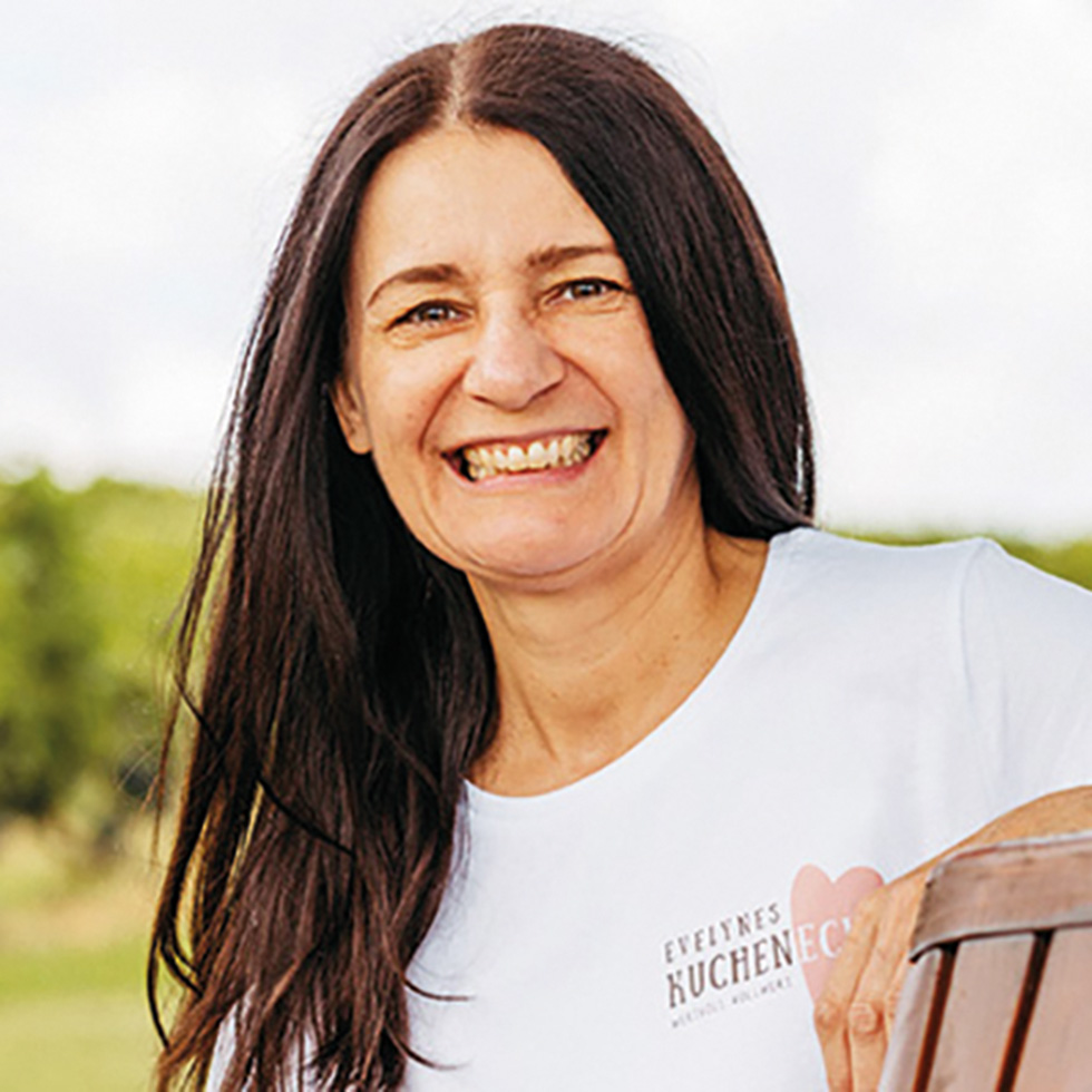 BURGENLÄNDERIN AWARDS VOTING: Portrait einer Frau mit breitem Grinsen und langen braunen Haaren