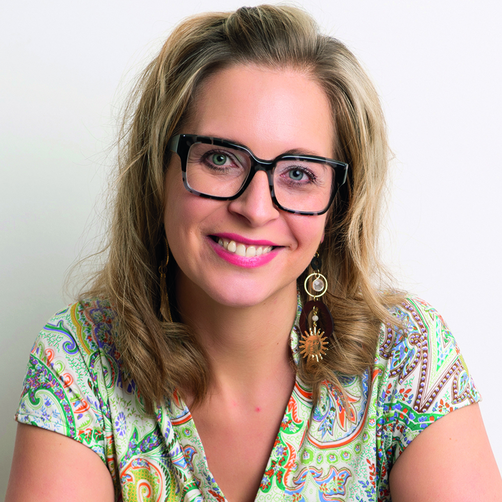 BURGENLÄNDERIN AWARDS VOTING: Portrait einer lächelnden Frau mit viereckiger Brille und buntem Paisley-Shirt