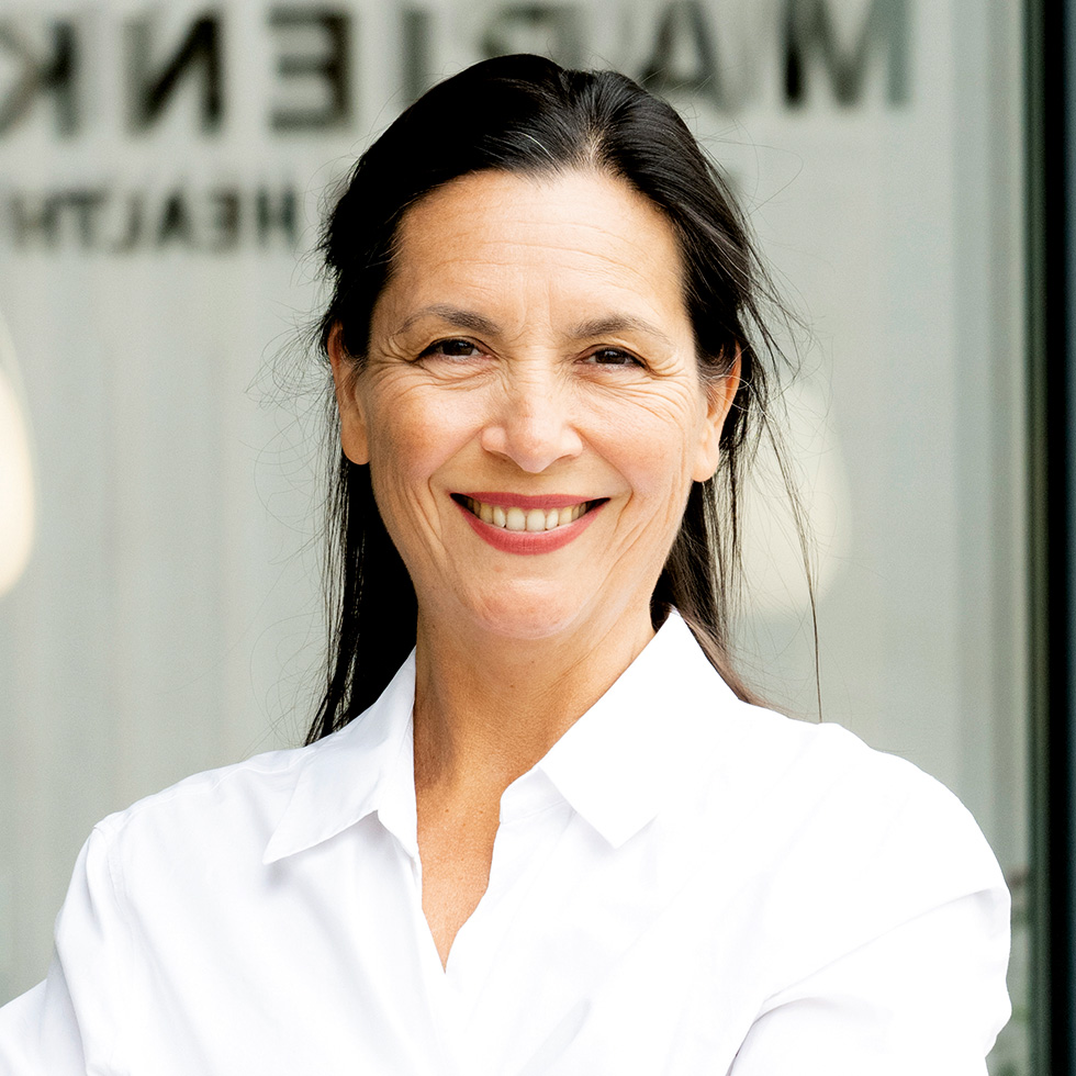 BURGENLÄNDERIN AWARDS VOTING: Portrait einer schwarzhaarigen Frau in weißer Bluse