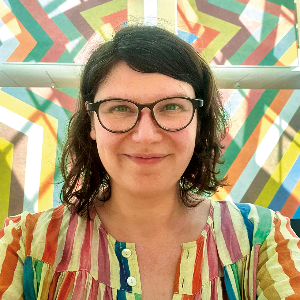 BURGENLÄNDERIN AWARDS VOTING: Portrait einer Frau mit gestreifetm Top und Brille