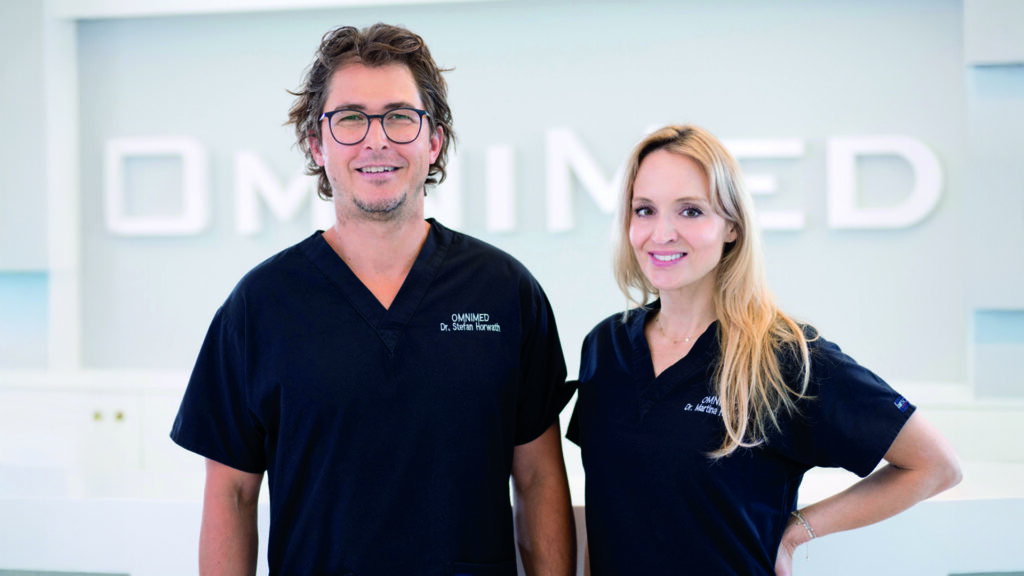 Emsculpt Coolsculptin: Zwei medizinische Fachpersonen in Praxisräumen von Omnimed.