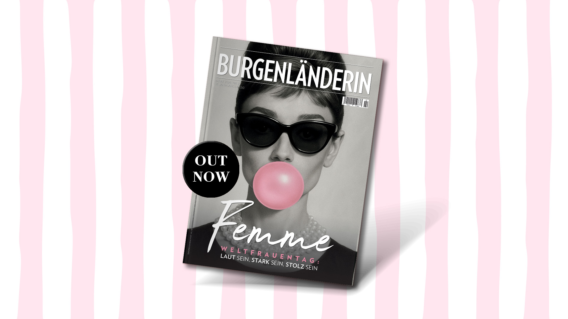 Magazincover mit Audrey Heburn in sw die eine pinke Kaugummiblase vor dem Mund hat – auf rosa-weiss-gestreiftem Hintergrund