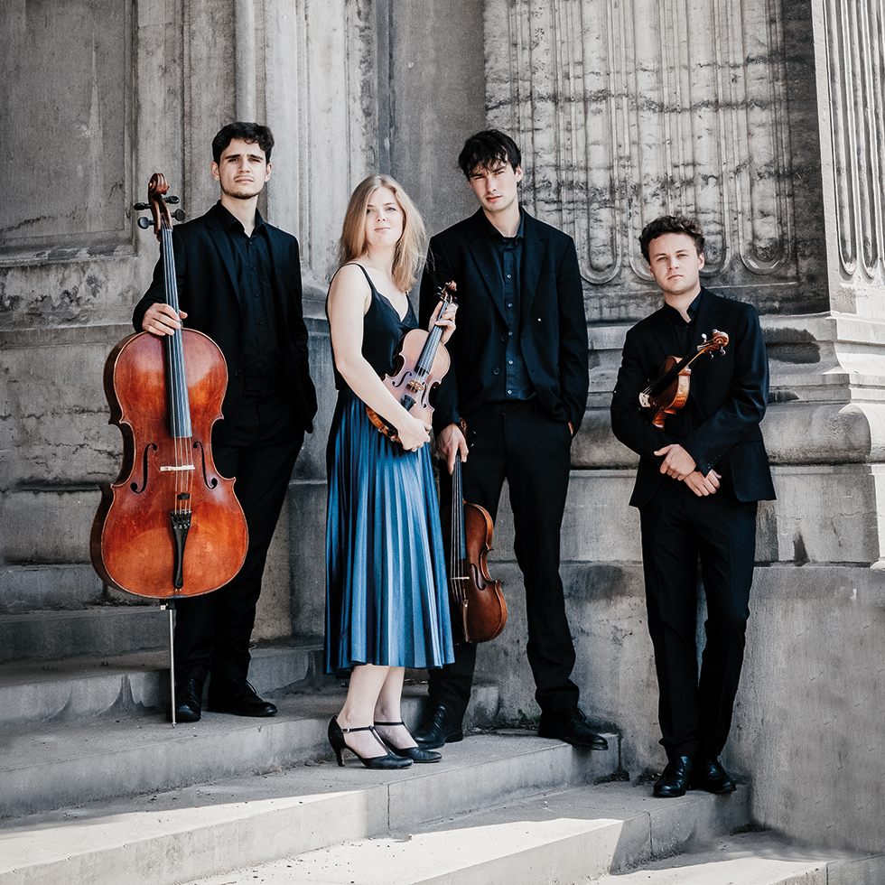 Kulturtipps: Vier Musiker:innen mit Streichinstrumenten vor historischer Architektur