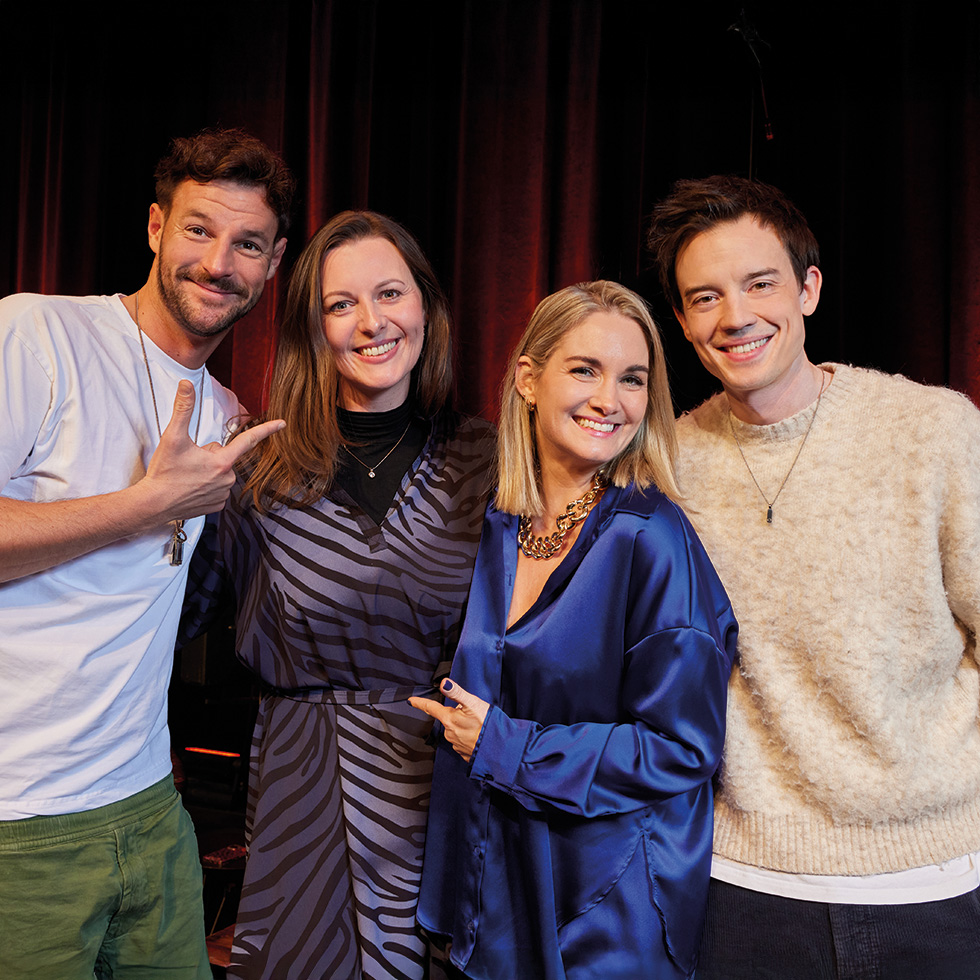 Hawi D'Ehre: Gruppenbild mit 2 Männern und 2 Frauen vor einem roten Samtvorhang