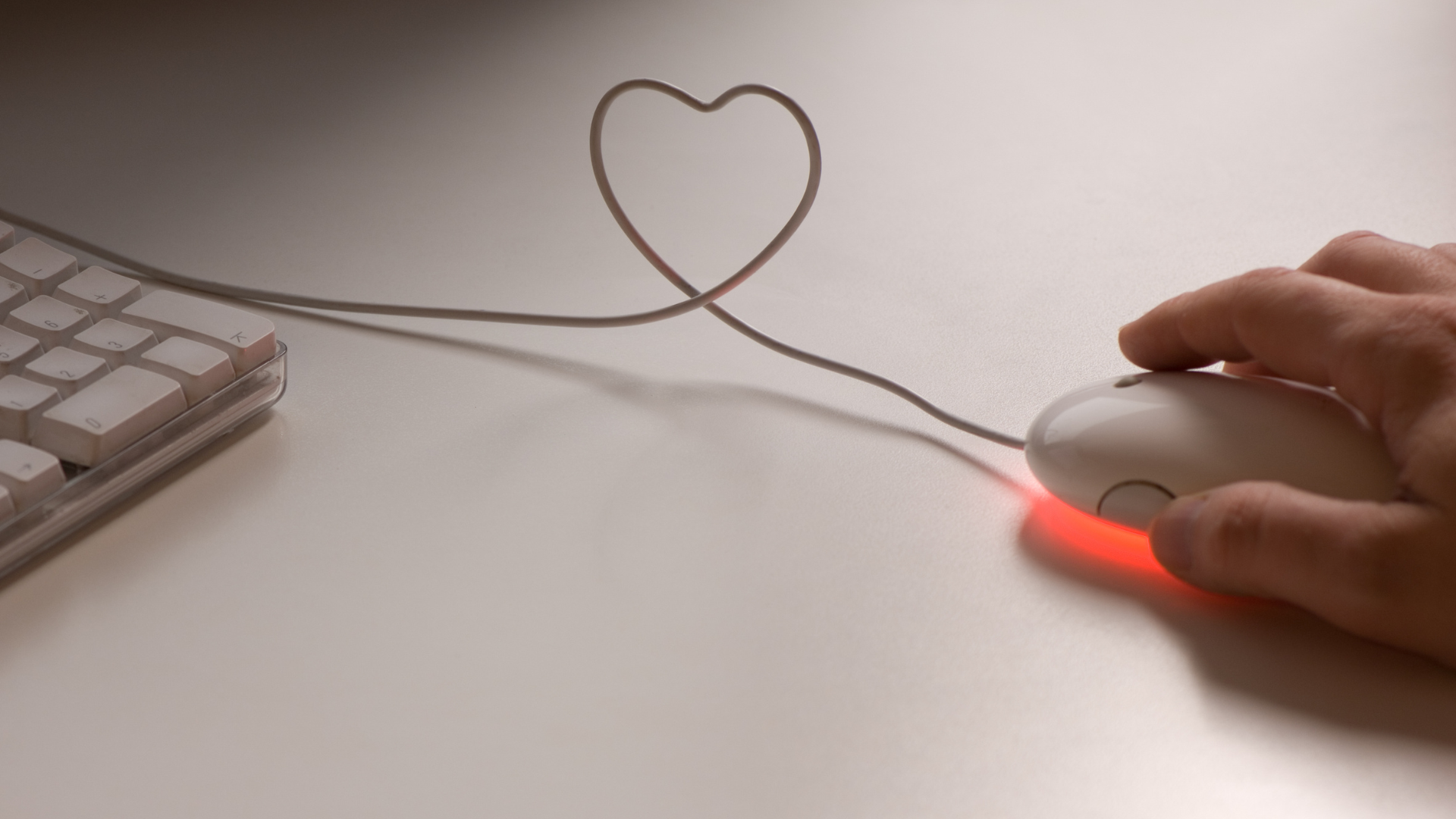 Tastatur und Maus, Kabel in Herzform