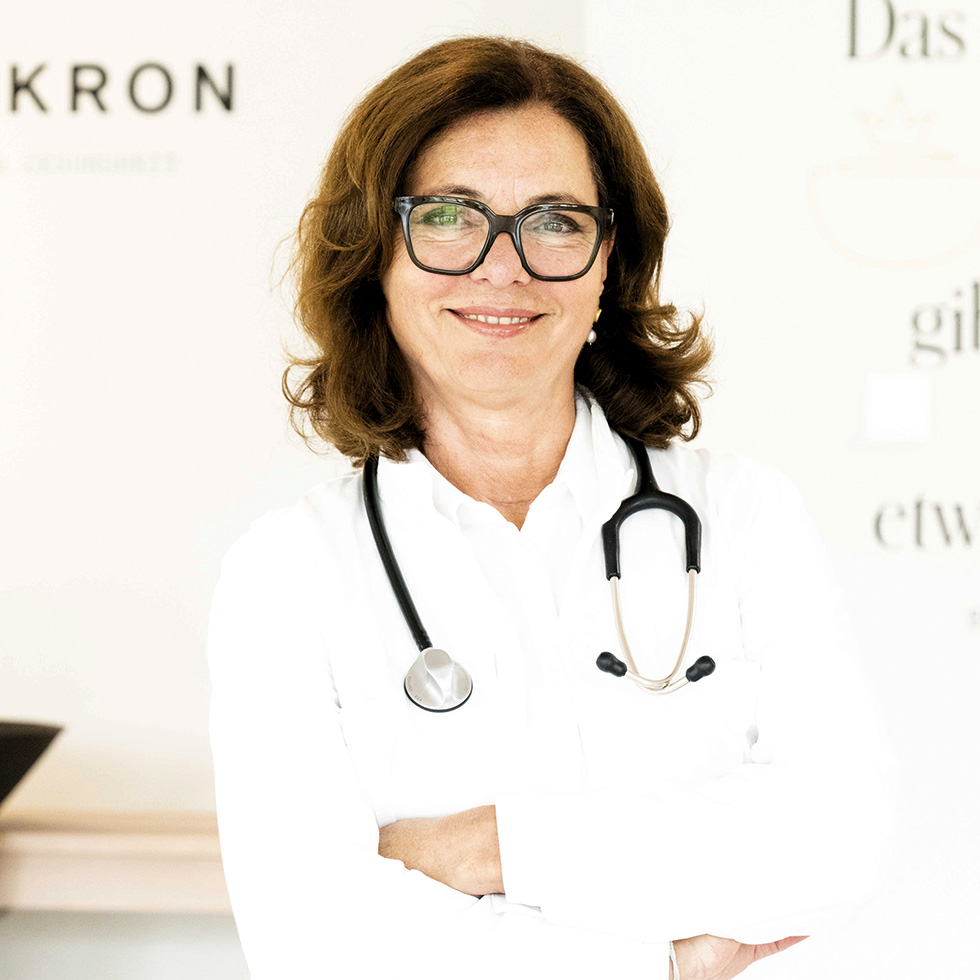 Fasten Detox: Dunkelhaarige Frau mit schwarzer Brille und Stethoskop um den Hals