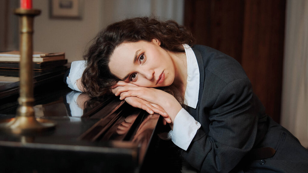 Künstlerisches Portrait von Mira Perusich am Klavier