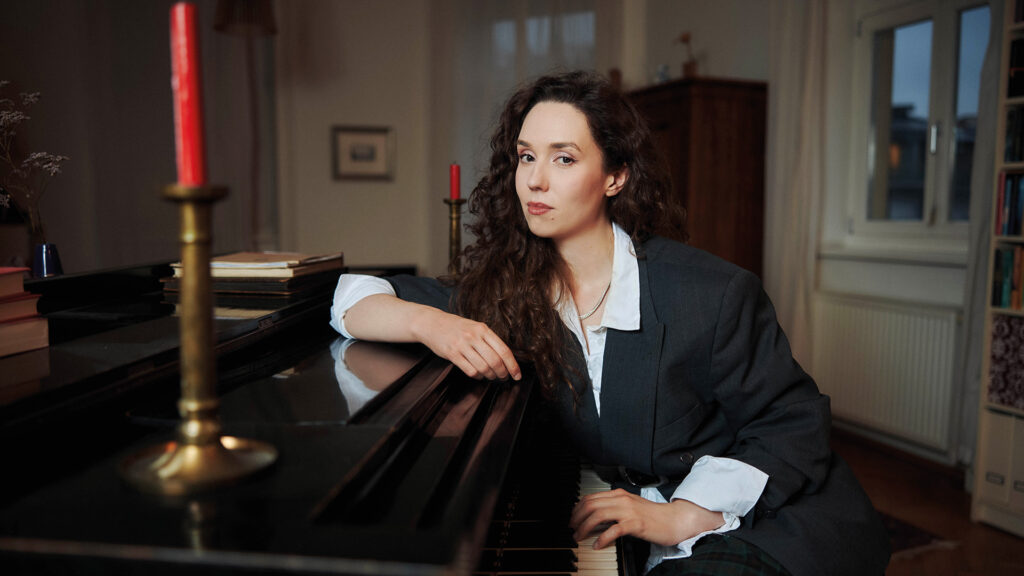 Mira Perusich am Klavier in stimmungsvoller Abendatmosphäre