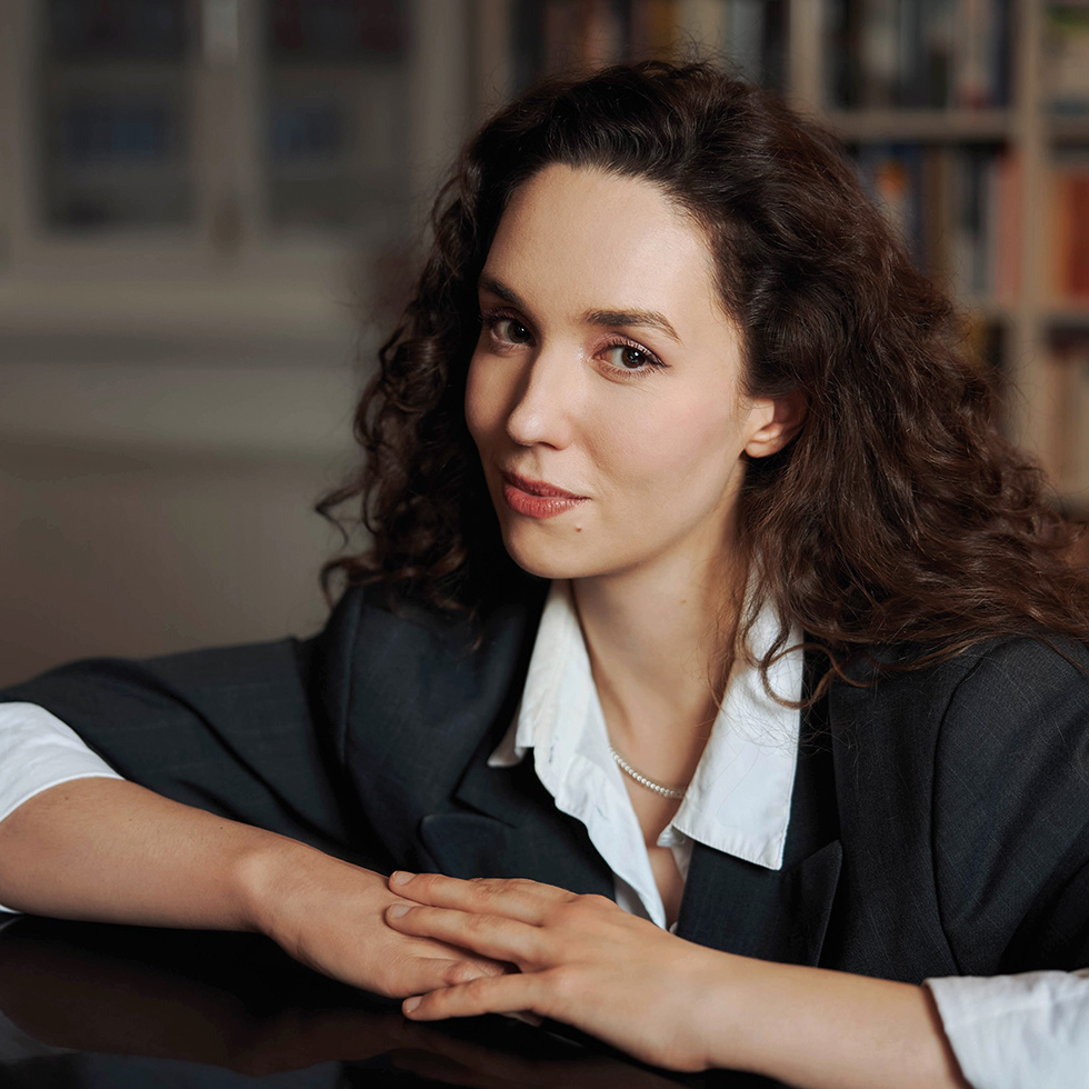 Nahaufnahme von Mira Perusich mit selbstbewusstem Ausdruck