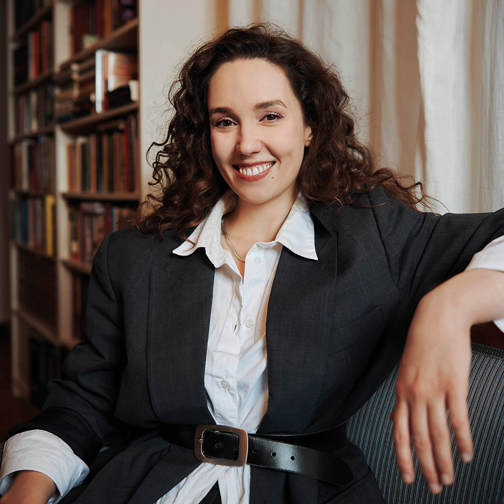 Lächelndes Portrait von Mira Perusich im Business-Look