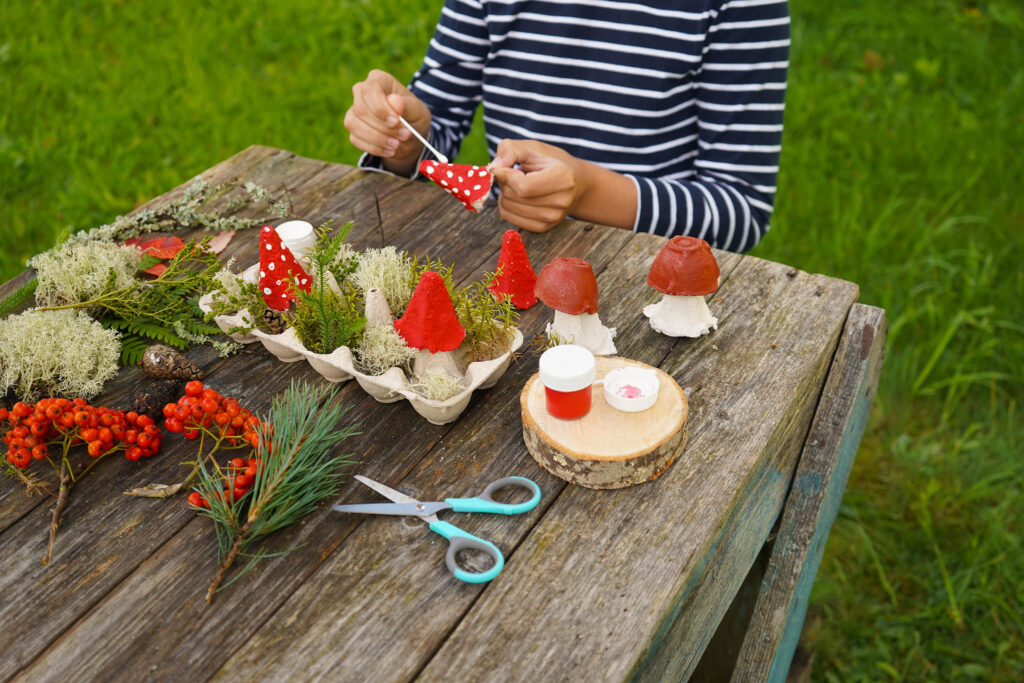Ostern: Kreatives Basteln mit Kindern – bemalte Pilze und Naturmaterialien