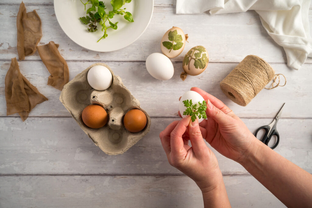 Ostern: Eier natürlich färben mit Kräutern und Blättern auf Holztisch