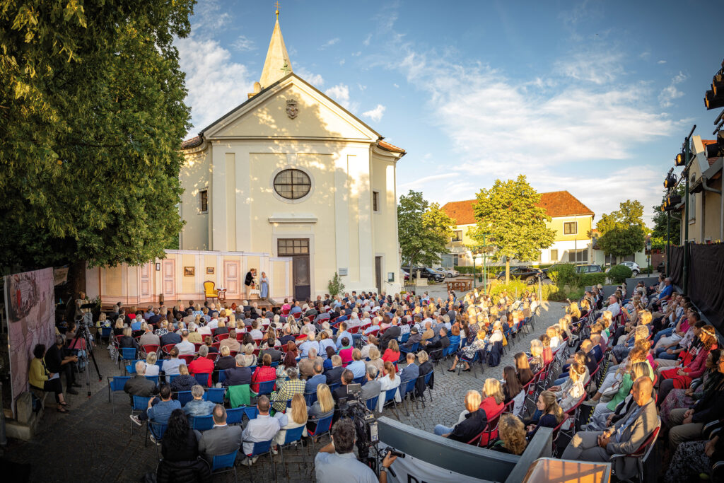 #bgld: Open-Air-Aufführung vor einer Kirche mit großem Publikum