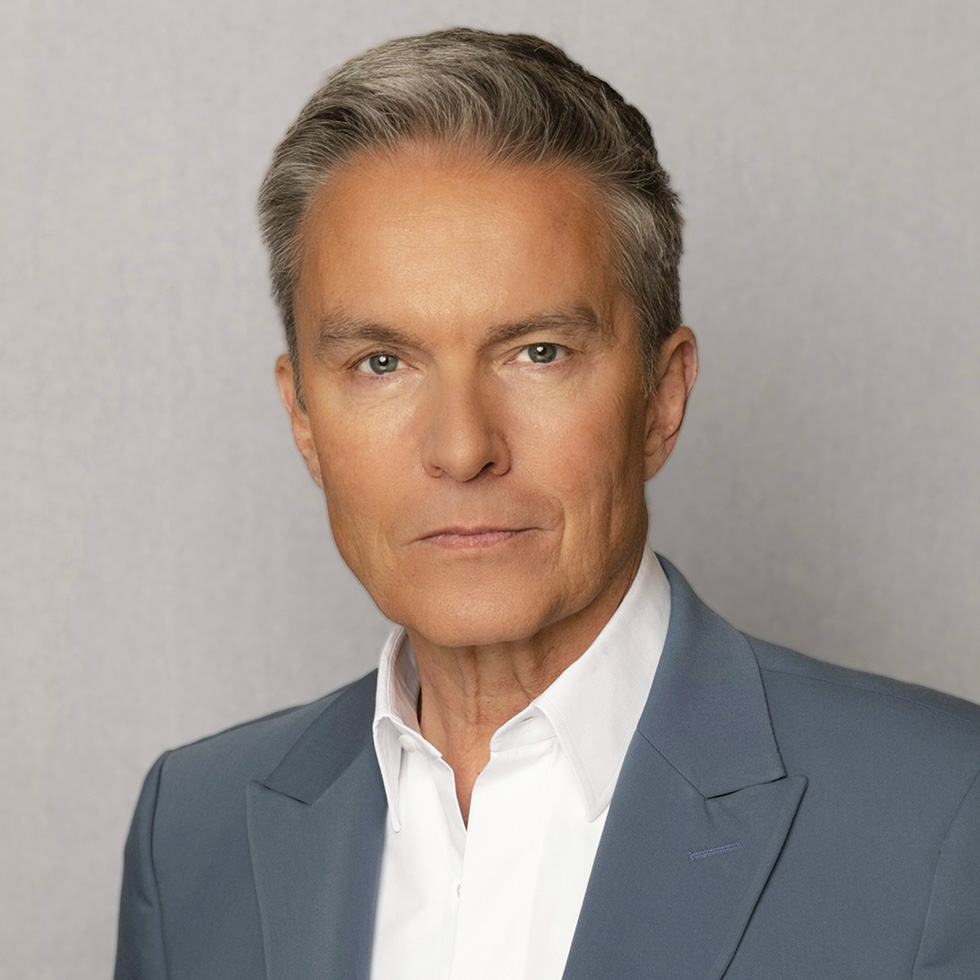 #bgld: Portrait eines Mannes im hellblauen Sakko vor neutralem Hintergrund