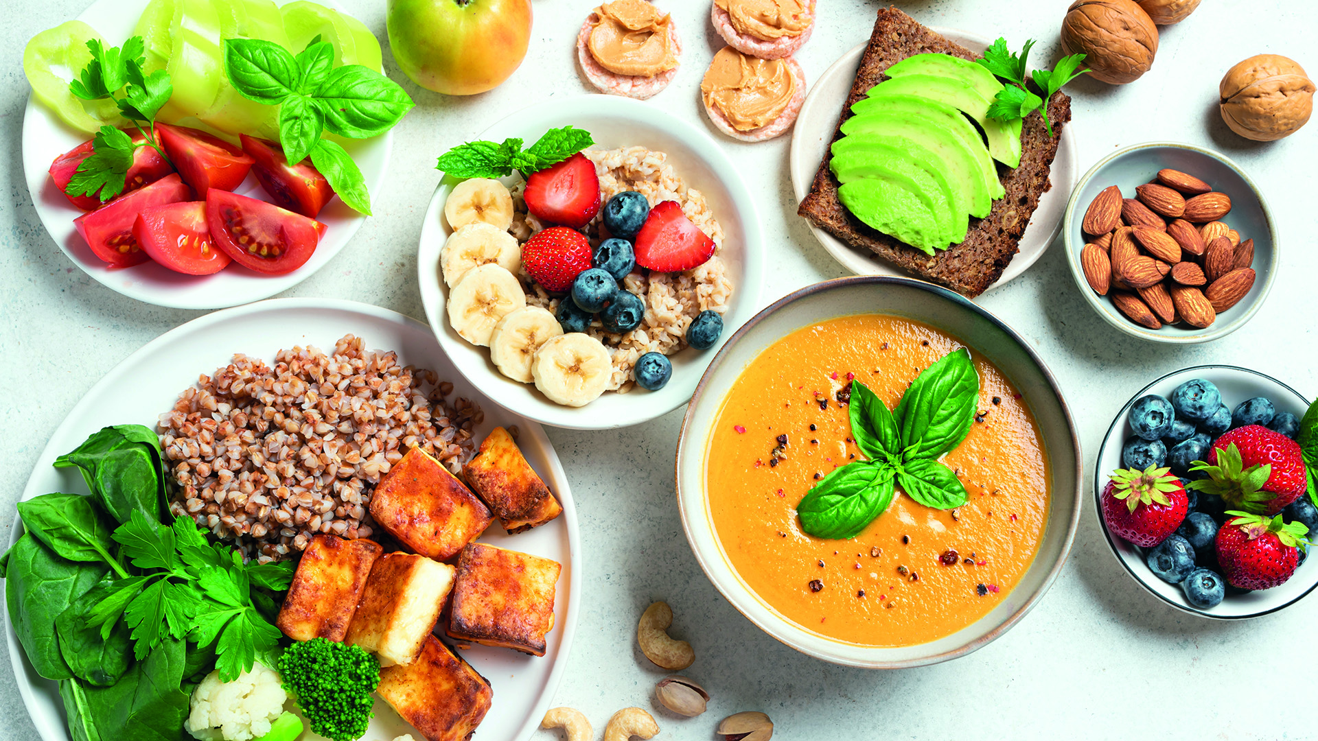 Fasten Detox: Gesunde Lebensmittel auf einem Tisch