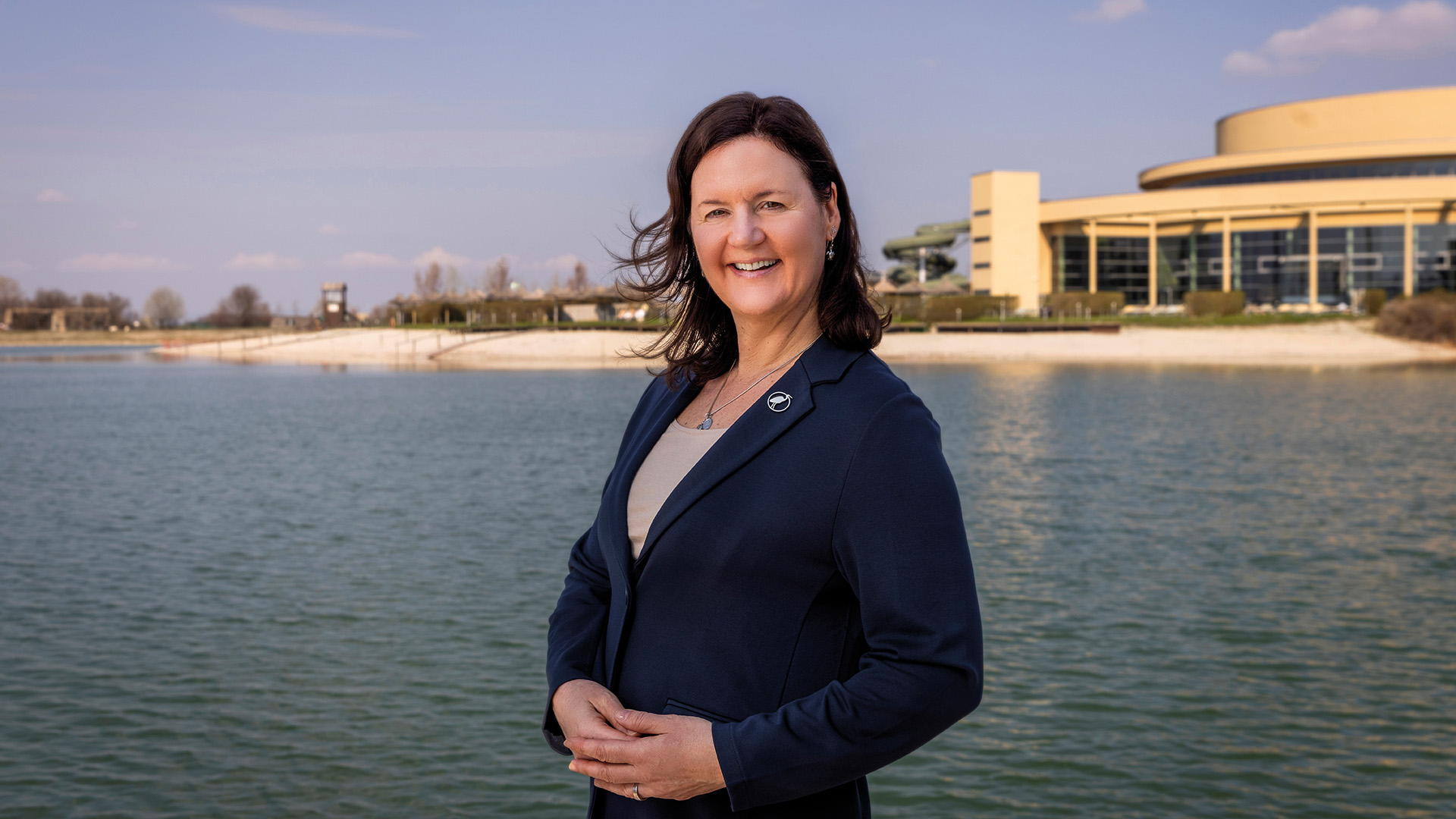 Elke Schmelzer steht vor der St. Martins Therme in einem dunkelblauem Blazer