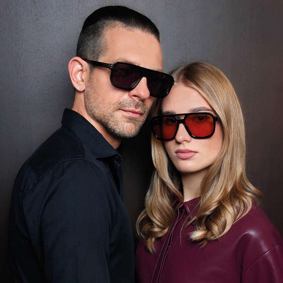 Brillenshooting: Paarportrait mit modernen Sonnenbrillen im Studio