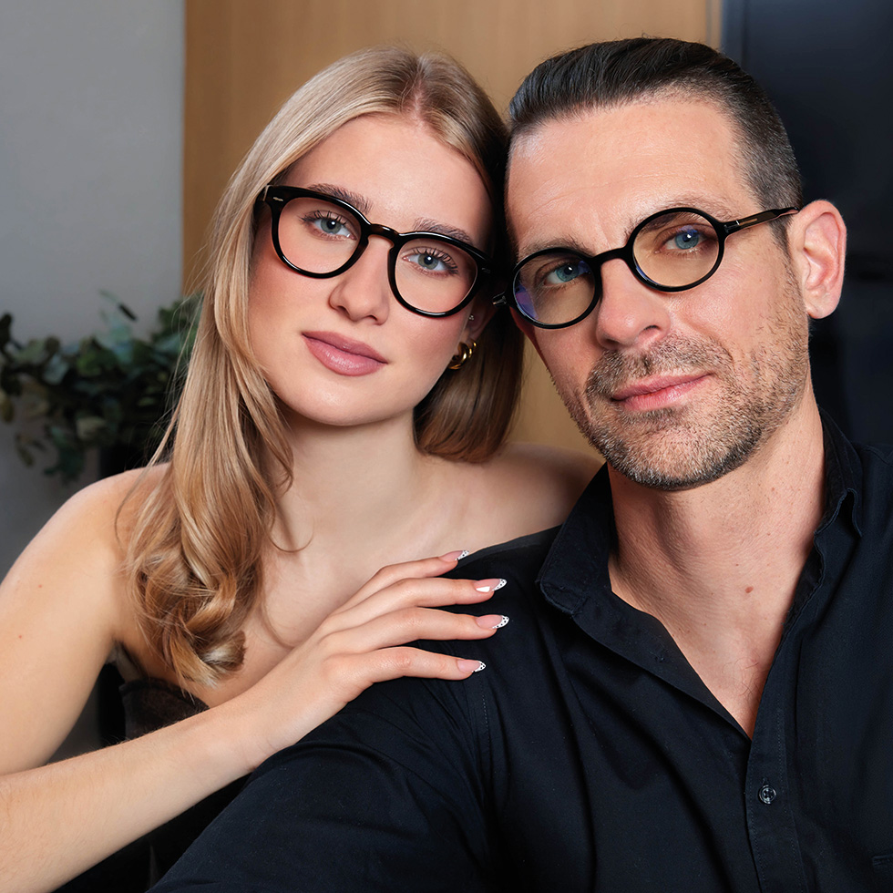 Brillenshooting: Stilvolles Paar mit Korrektionsbrillen im Close-up