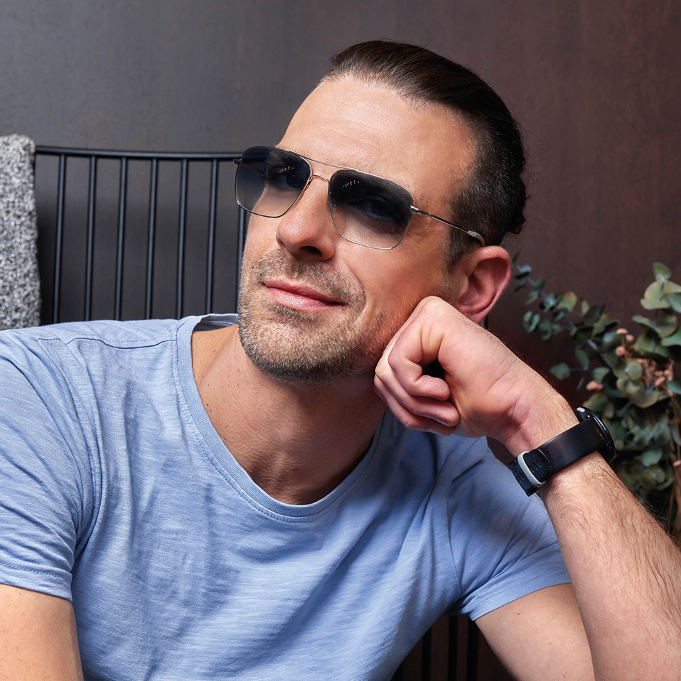 Männliches Model mit Sonnenbrille in lässiger Portraitaufnahme