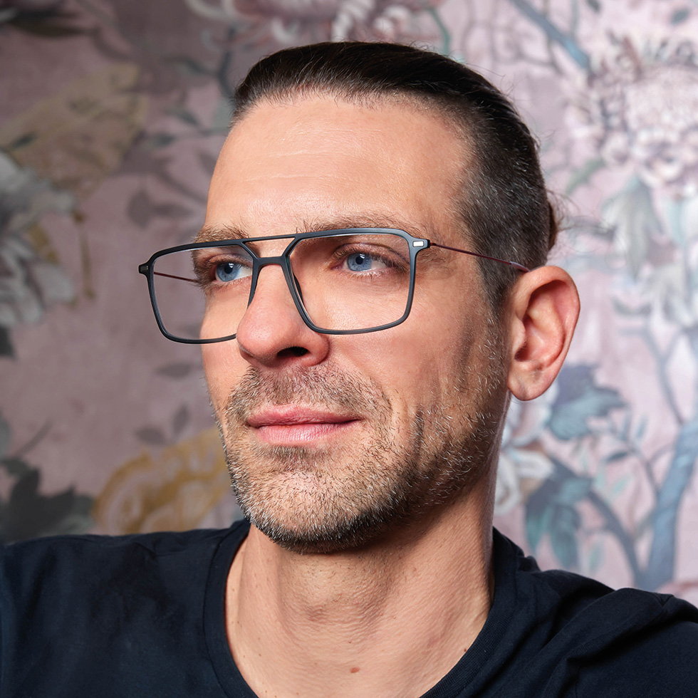 Brillenshooting: Portrait eines Models mit markanter Korrektionsbrille