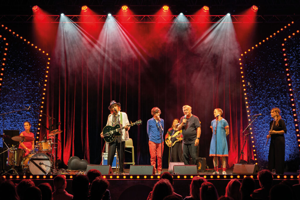 #bgld: Bandauftritt auf beleuchteter Bühne vor Publikum