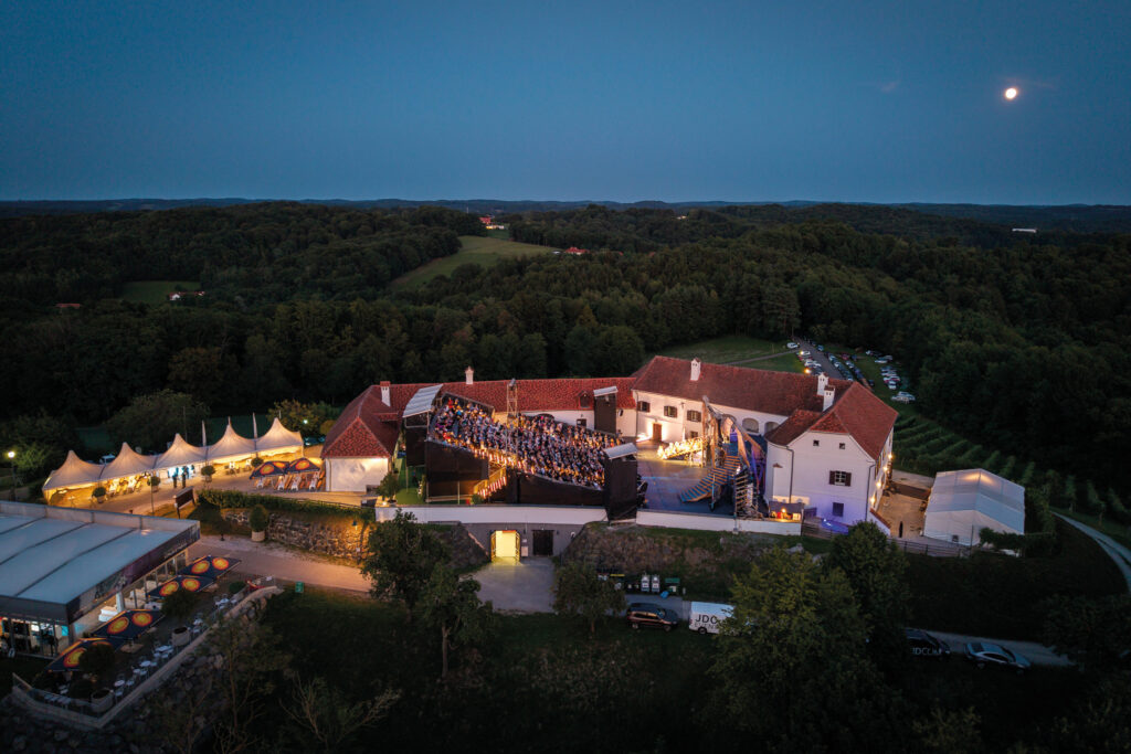 #bgld: Luftaufnahme einer Kulturveranstaltung in einer beleuchteten Anlage bei Nacht