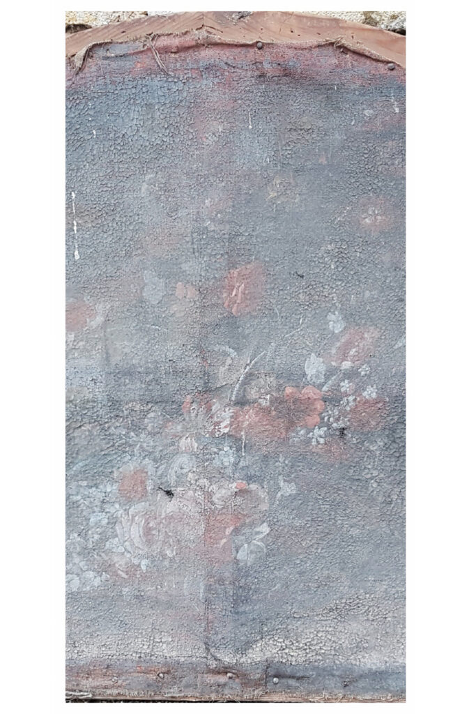 Vorher-nachher-Bild eines beschädigten Gemäldes, mit stark verschmutzter Oberfläche im Vergleich zur restaurierten Version mit sichtbaren floralen Details.