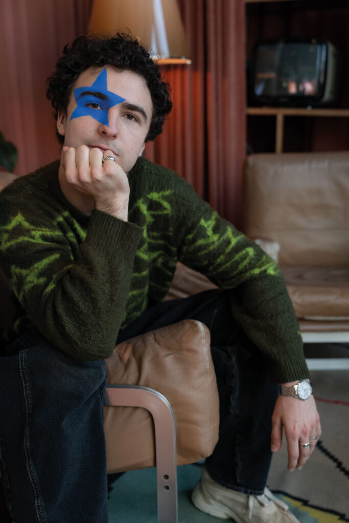 Portrait von COSMÓ in nachdenklicher Pose.