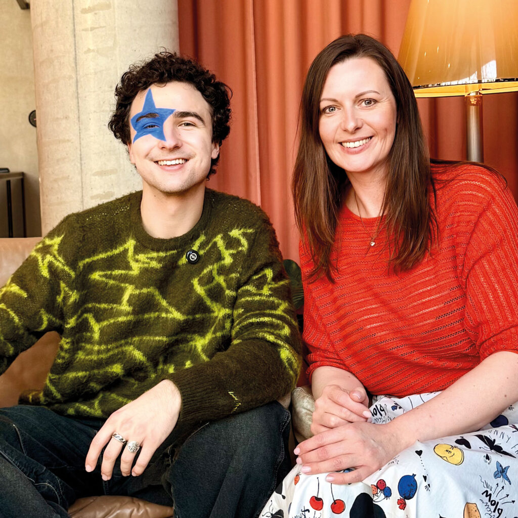 Chefredakteurin Nicole Schlaffer mit COSMÓ in der Superbude in Wien.