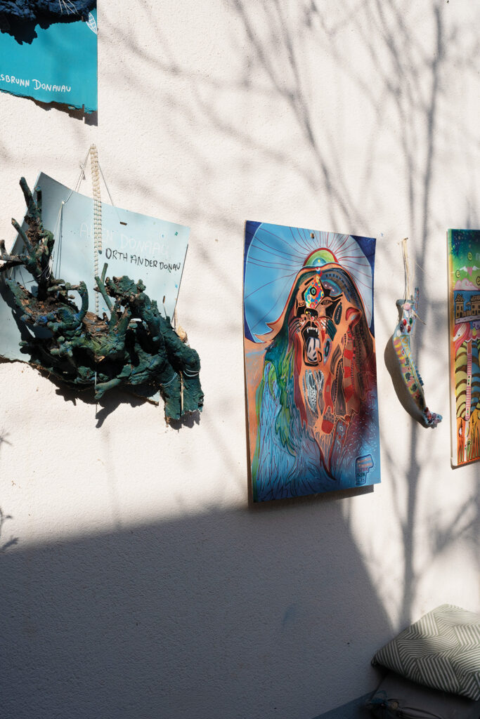 Bunte Kunstwerke und Objekte an einer Außenwand befestigt