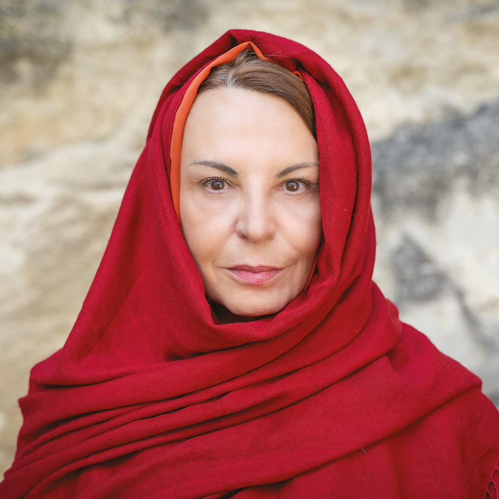 Passion: Porträt einer Frau mit rotem Tuch und intensivem Blick