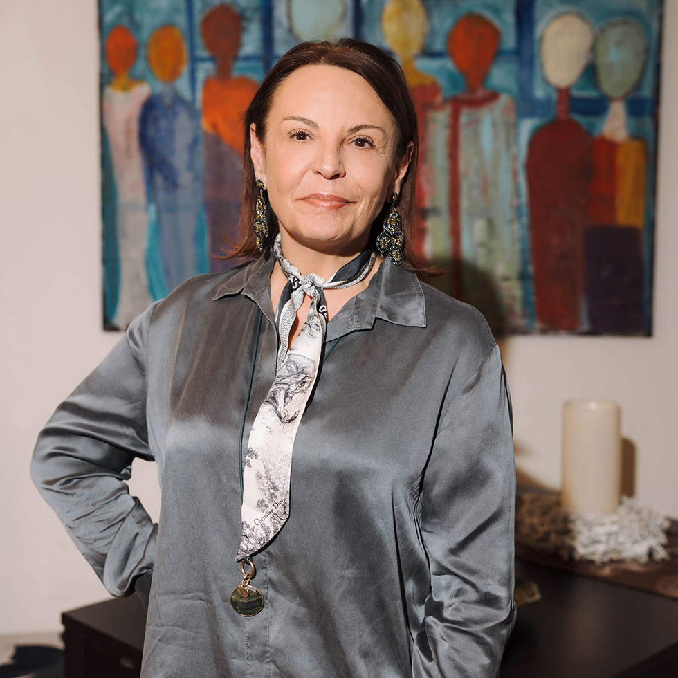 Passion: Frau steht selbstbewusst vor einem farbigen Kunstwerk