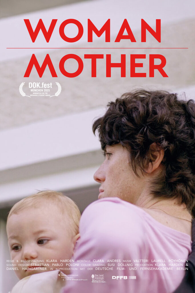 woman/mOther: Filmplakat zeigt eine Frau mit kurzem dunklem Haar, die ein Baby auf dem Arm hält, Blick zur Seite gerichtet.