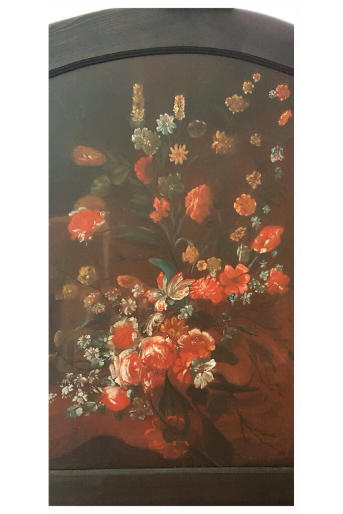Vorher-nachher-Bild eines floralen Stilllebensgemäldes von Catherine Sica restauriert, links stark gealtert und verblasst, rechts mit kräftigen Farben.