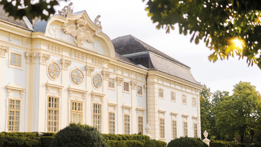 Events Österreich: Barockschloss Halbturn mit gepflegtem Garten und historischer Architektur – Kulturstätte im Burgenland.