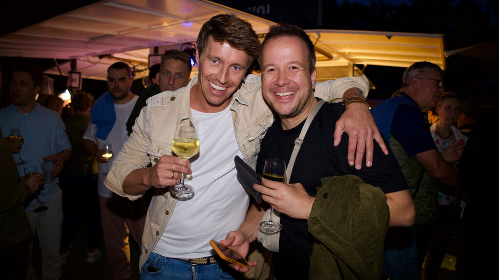Events Österreich: Besucher bei einer Weinverkostung im Freien bei der Tour de Vin – kulinarisches Event in Österreich.
