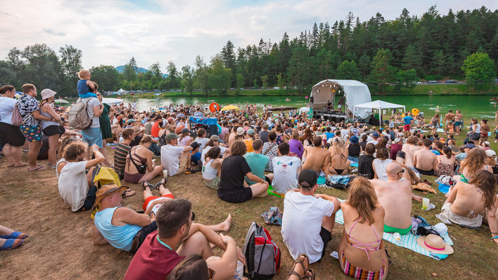 Events Österreich: Großes Publikum bei einem Open-Air-Konzert am See beim Acoustik Lakeside Festival – sommerliches Musik-Event in Österreich.