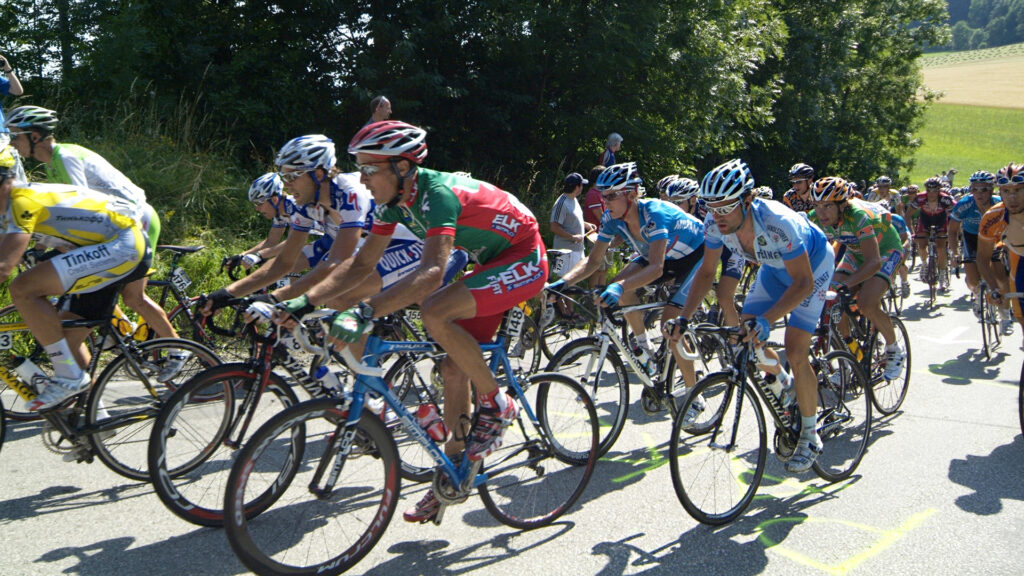 Events Österreich: Radrennfahrer im Peloton bei einem Straßenrennen während eines Sportevents in Österreich.