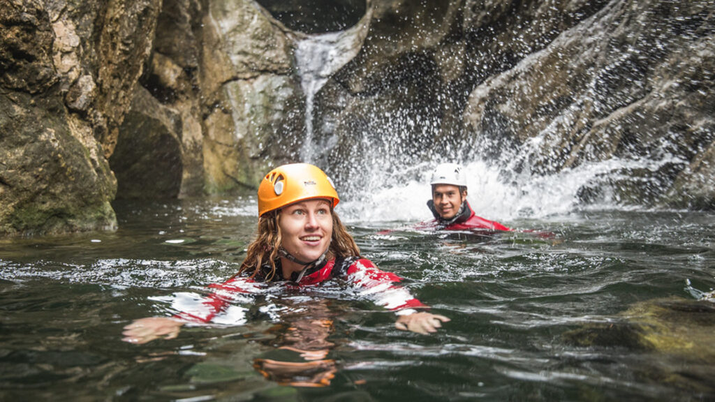Events Österreich: Zwei Personen beim Canyoning in einer Schlucht im Salzburger Land – Abenteuer-Event in Österreich.