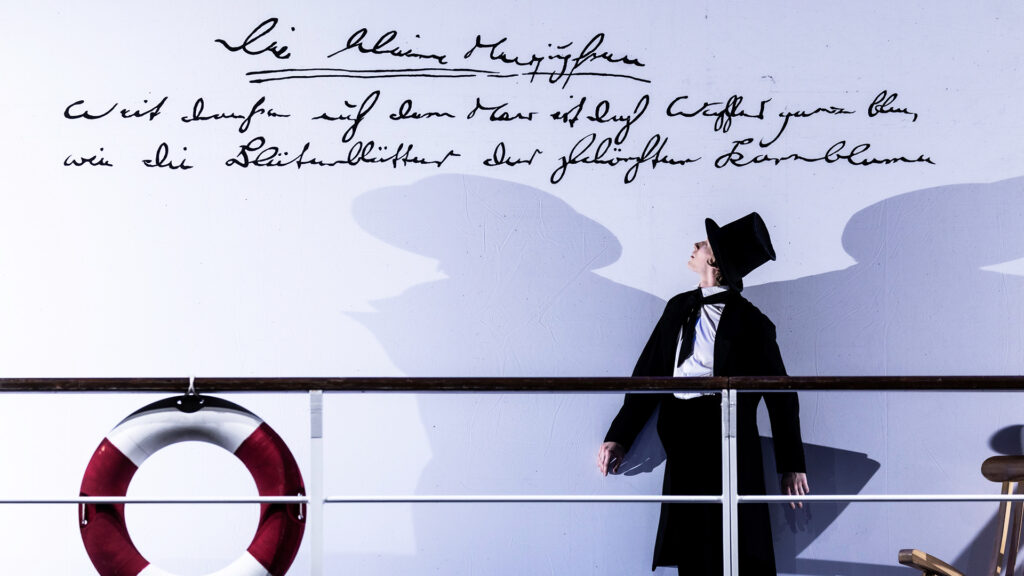 Events Österreich: Theaterszene der Salzburger Pfingstfestspiele mit Darsteller in historischer Kostümierung auf der Bühne.