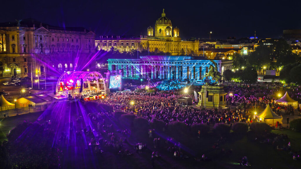 Events Österreich: Großes Open-Air-Konzert beim „Fest der Freude“ in Wien mit beleuchteter Bühne und Menschenmenge bei Nacht.