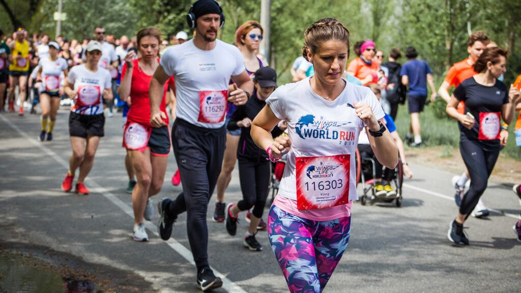 Events Österreich: Teilnehmerinnen und Teilnehmer beim Wings for Life World Run laufen gemeinsam bei einem Sportevent in Österreich.