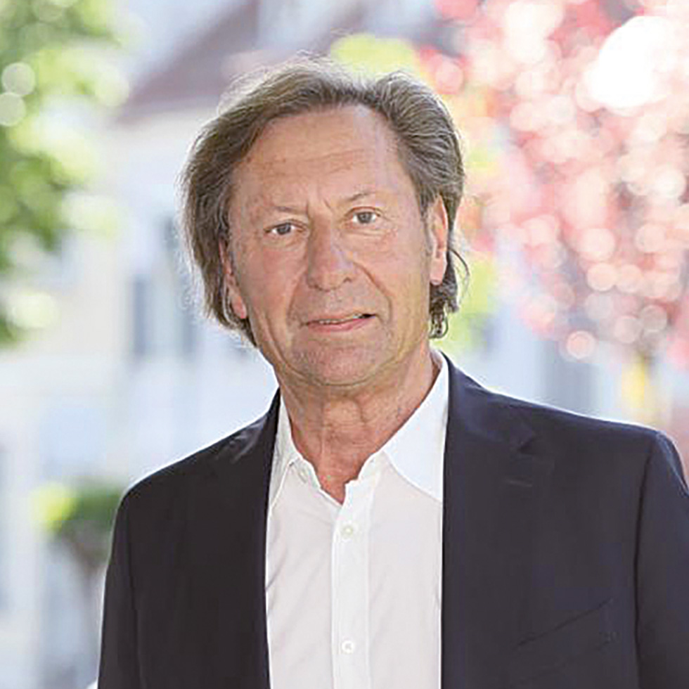 Pinkafeld Bürgermeisterporträt: Bürgermeister Kurt Maczek im klassischen Business-Look vor weichem Hintergrund.