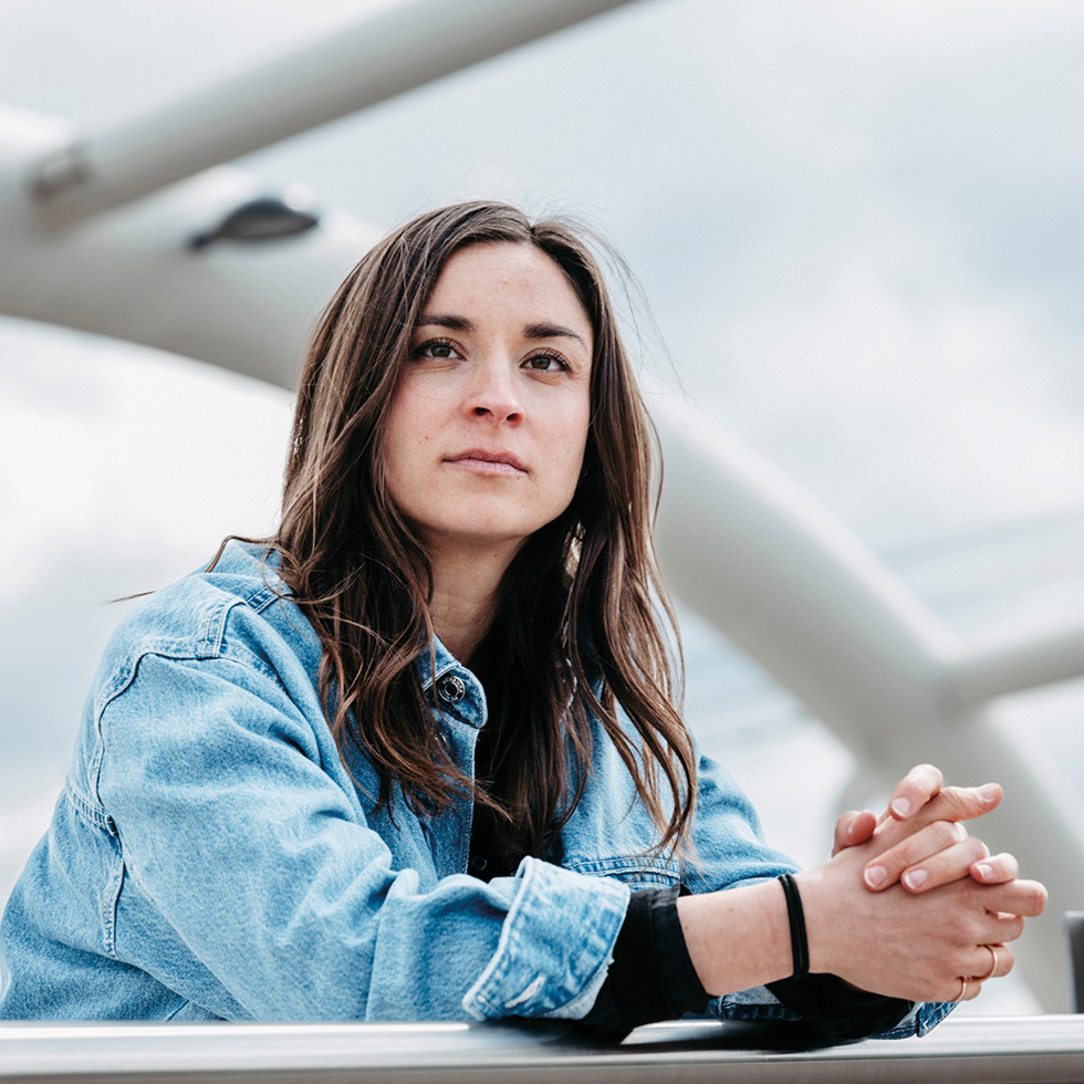Regisseurin Julia Benczak in Jeansjacke bei einem Porträtfoto zum Kurzfilm „Bester Papa, manchmal“.