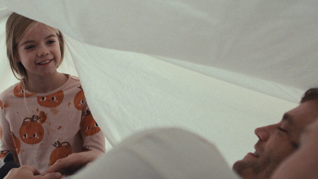 Vater und Tochter spielen unter einer Decke und verbringen einen ruhigen Moment miteinander im Kurzfilm „Bester Papa, manchmal“.